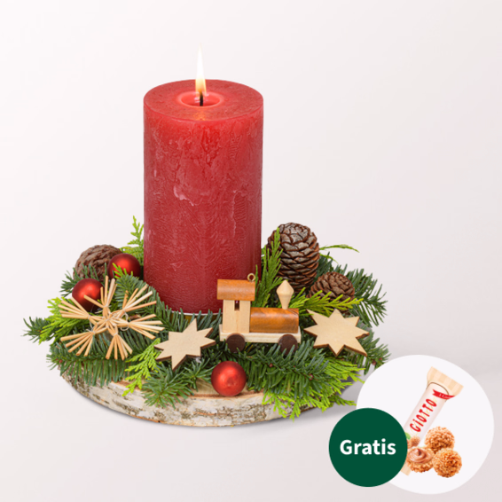 Weihnachtsarrangement mit roter Kerze mit Ferrero Giotto 3er
