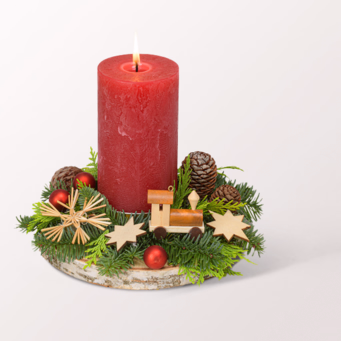 Weihnachtsarrangement mit roter Kerze mit Halloren Kugeln