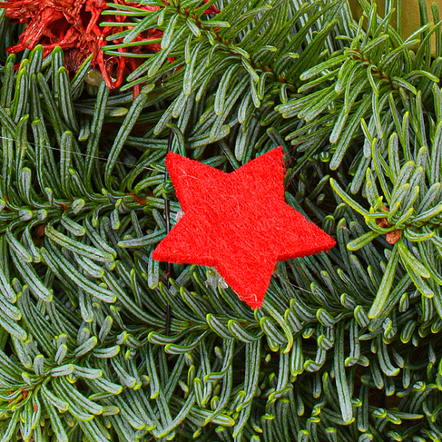 LED-Adventskranz in Rot (Ø 35 cm) mit Ferrero Giotto 3er