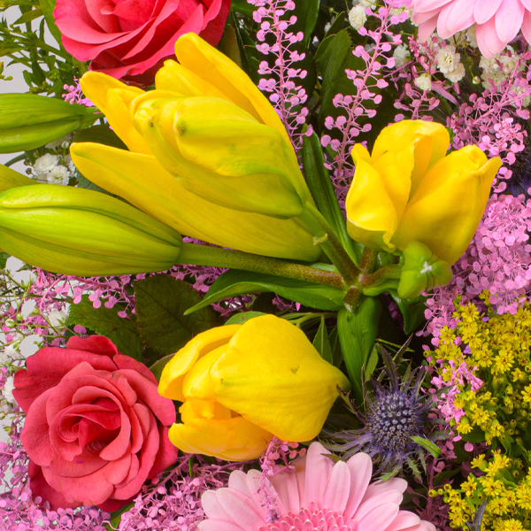 Premiumstrauß Farbenspiel mit Premiumvase & Ferrero Giotto