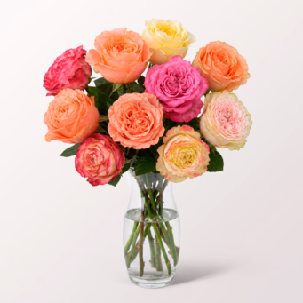 10 gefüllte, pastellfarbene Rosen im Bund mit Vase