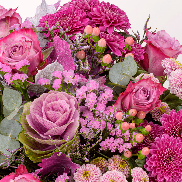Premiumstrauß Meisterwerk mit Premiumvase & Halloren Kugeln