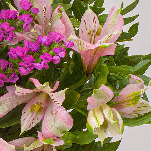 Flower Bouquet Beste Mama with vase & 3 Ferrero Giotto