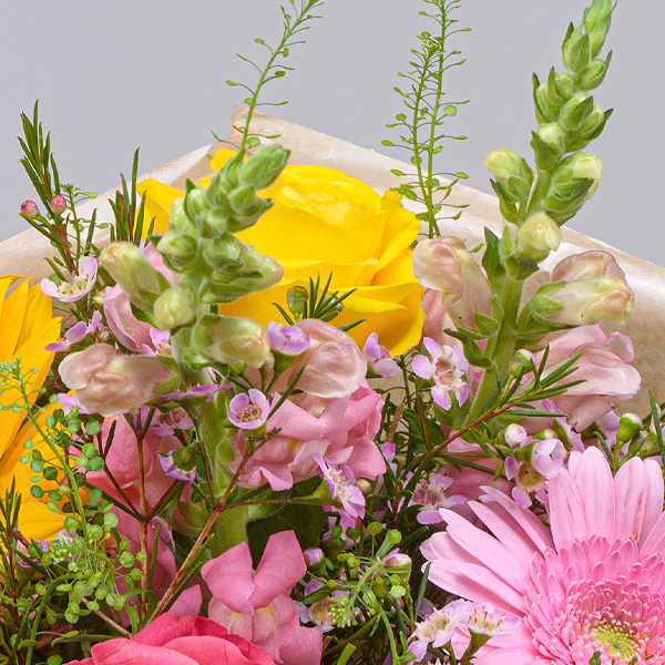 Flower Bouquet Pure Freude with vase & 3 Ferrero Giotto