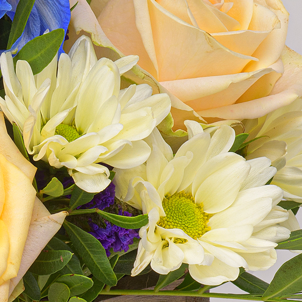 Arrangement Joy with vase & 3 Ferrero Giotto