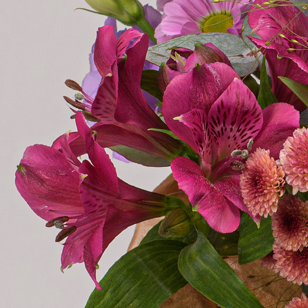 Blumenstrauß Superheldin mit Vase & Ferrero Giotto 3er