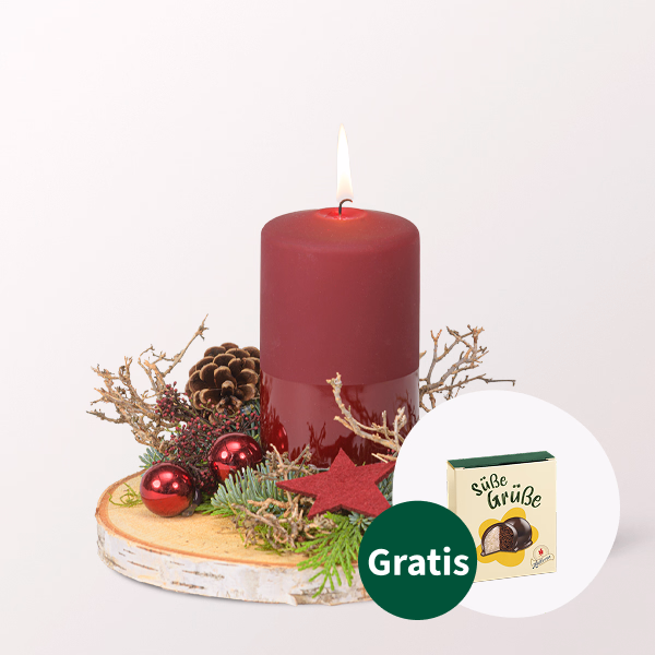 Weihnachtsarrangement mit bordeauxfarbener Kerze mit Halloren Kugeln