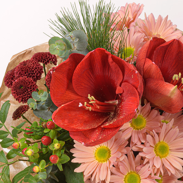 Blumenstrauß Winterliebling mit Halloren Kugeln & Vase