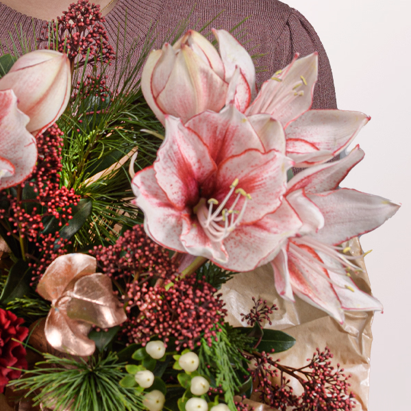 Blumenstrauß Winterlaune mit Halloren Kugeln & Vase