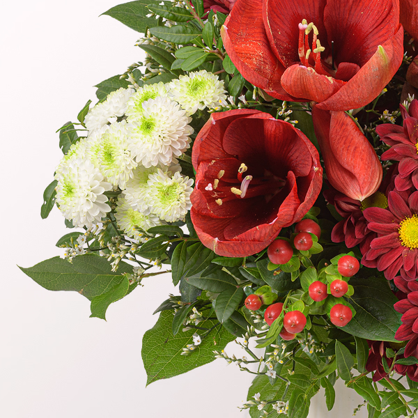Blumenstrauß Winterzauber mit Halloren Kugeln & Vase