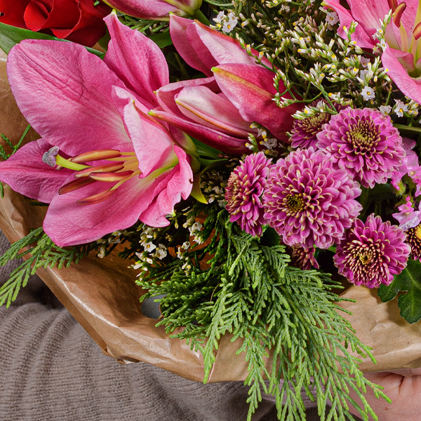 Flower Bouquet Weihnachtsromanze with Halloren Balls & vase
