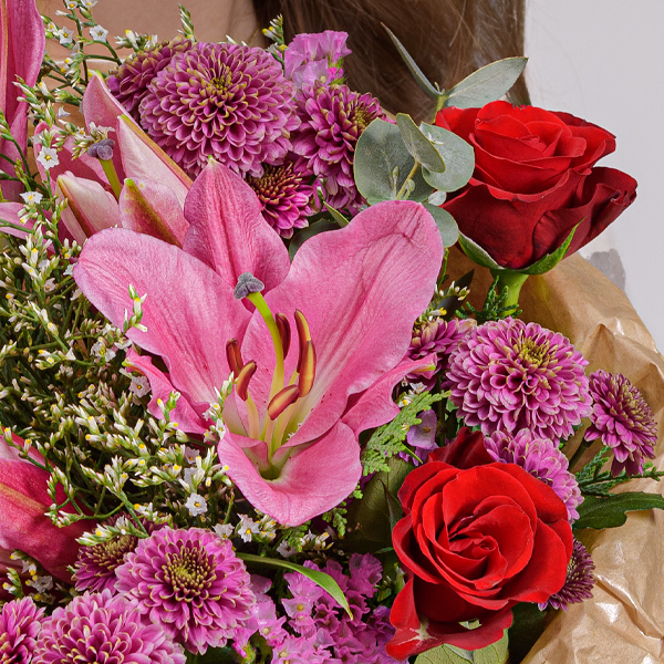 Blumenstrauß Weihnachtsromanze mit Halloren Kugeln & Vase