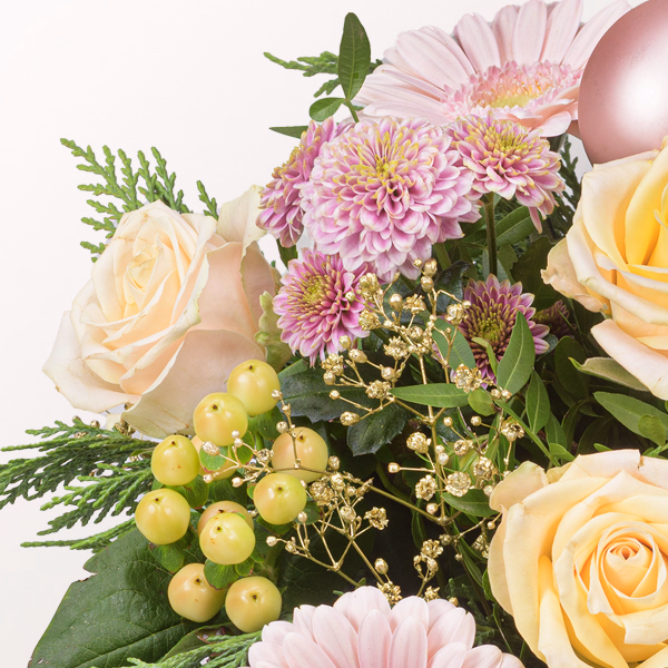 Blumenstrauß Wintersymphonie mit Halloren Kugeln & Vase