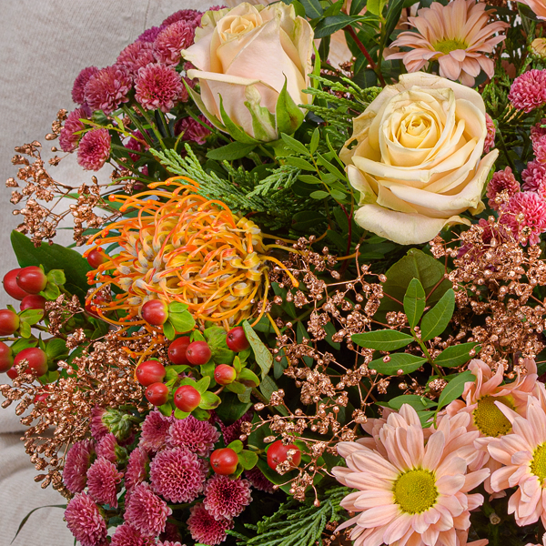 Premiumstrauß Wintersonne mit Premiumvase & Halloren Kugeln
